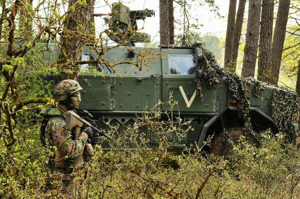 Soldat debout près d un véhicule de combat