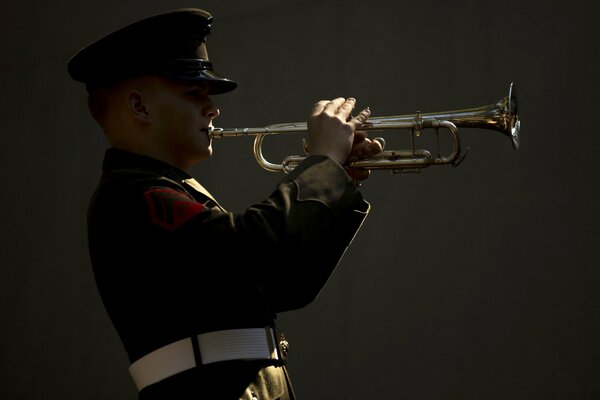 Soldat mit Trompete bei der Siegesparade