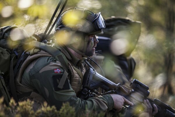 Kampfübungen im dichten Wald