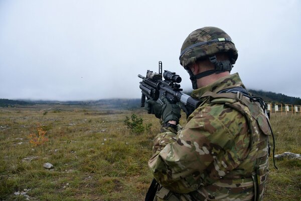 Soldado estadounidense con lanzagranadas en ejercicio