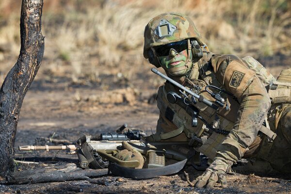 Australische Armeesoldaten mit Waffen