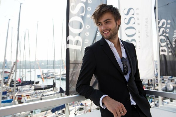 Douglas Booth con chaqueta Hugo boss