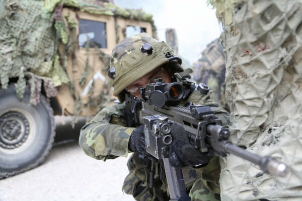 Soldado con armas ejército militar