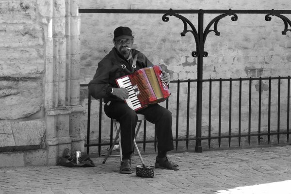 Musicista con accardeon che suona per strada