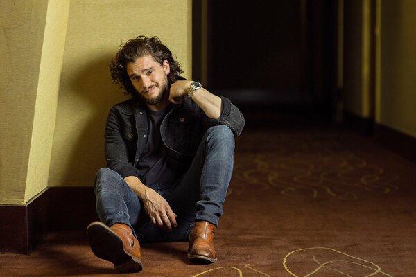 Acteur kit harington à la séance photo Paris match sur le sol