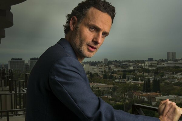 El actor Andrew Lincoln en el balcón de un edificio