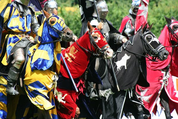 Caballeros de la guerra con armadura a caballo