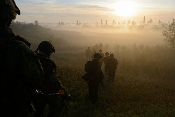 Солдаты уходят в утренний туман