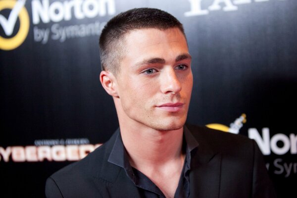 Modèle Colton Haynes à la séance photo