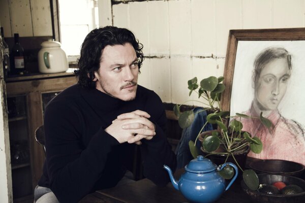 Luke Evans admire le portrait