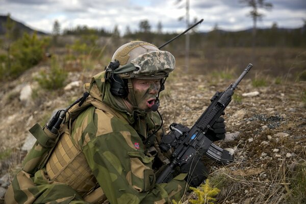 Ein Soldat der norwegischen Armee im Kampf