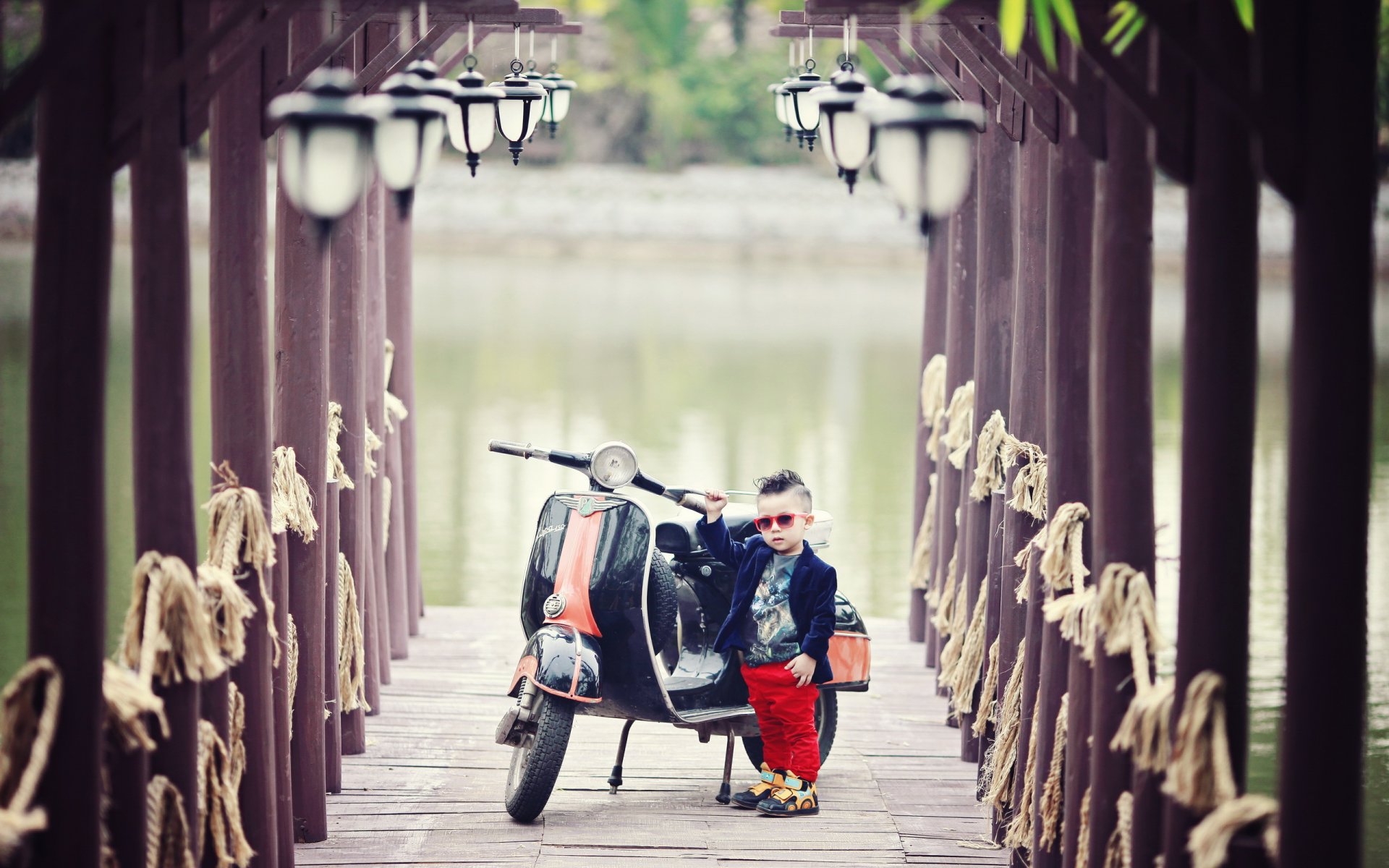 niño motorista fondo