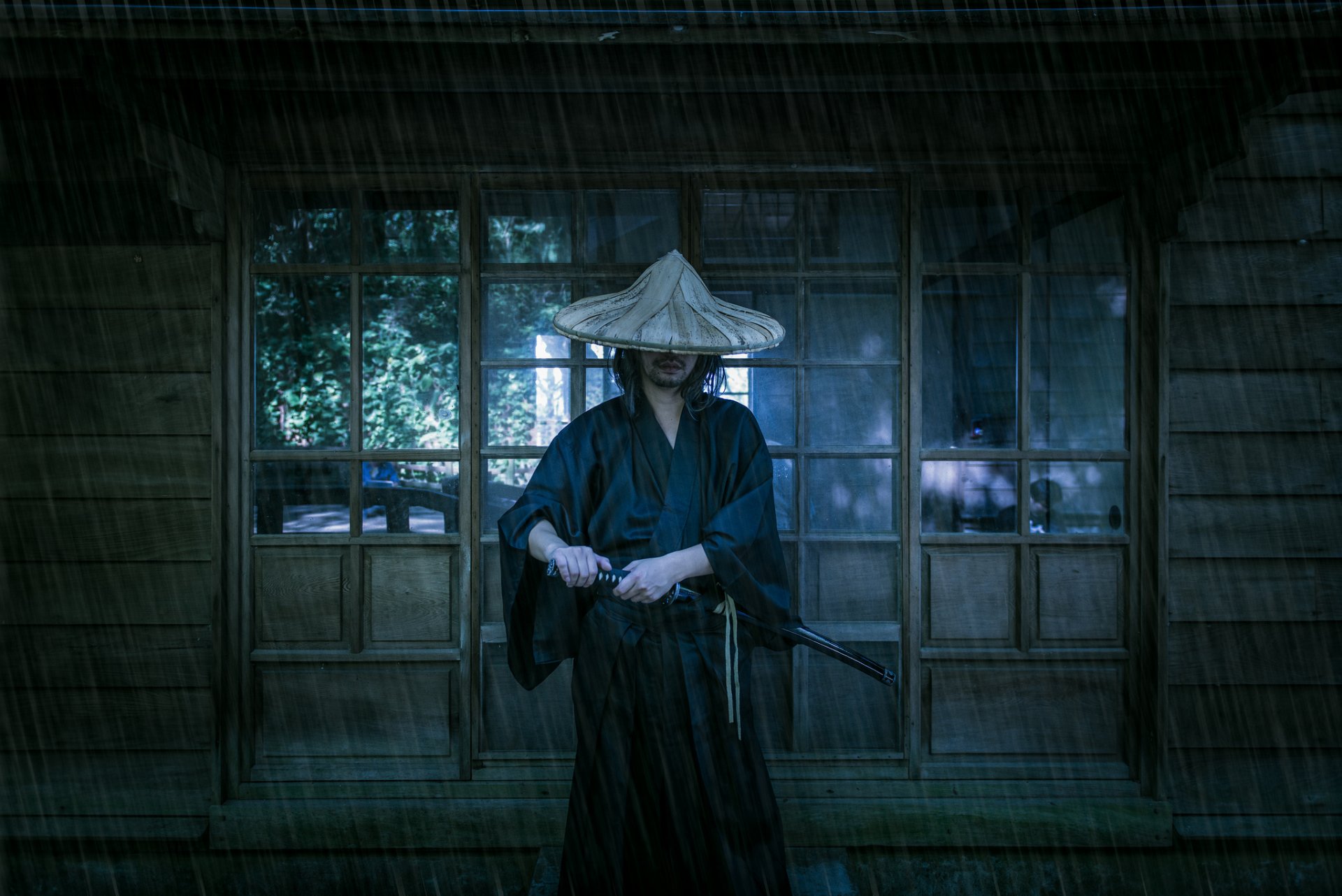 hombre samurai katana espada lluvia fondo