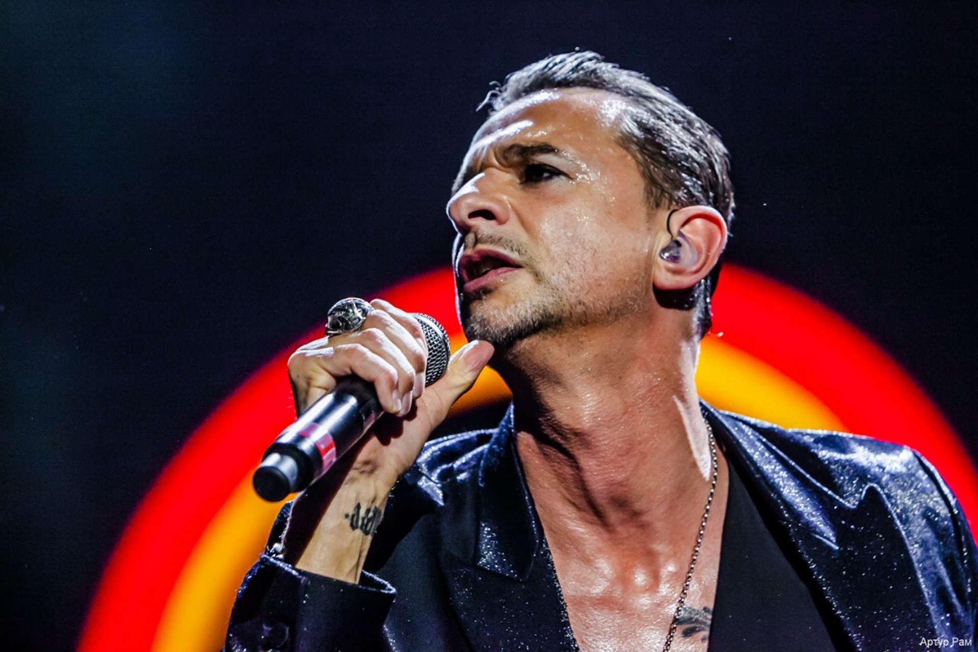 david gahan depeche mode delta macchina benvenuti nel mio mondo microfono