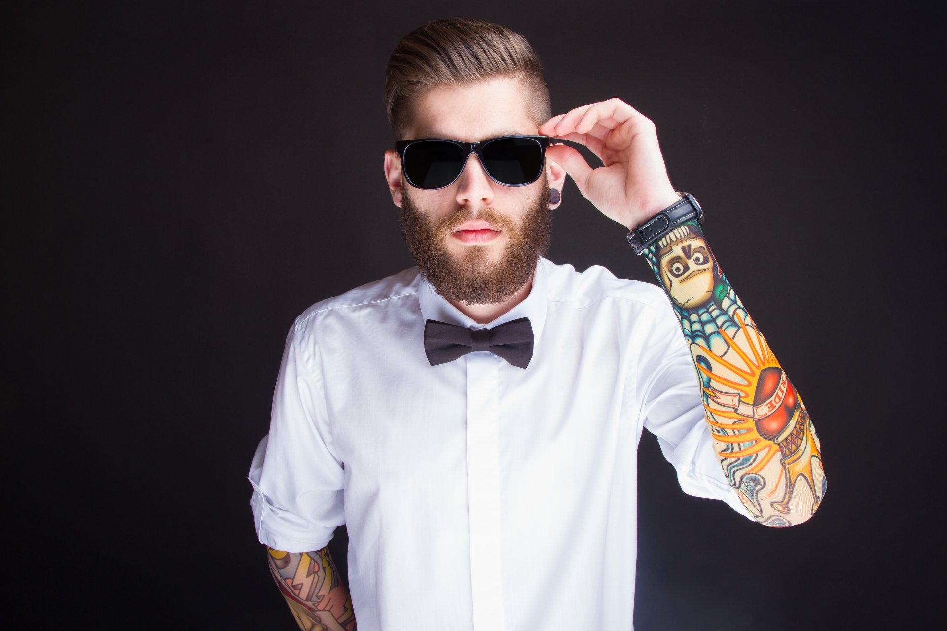 chemise tatouages montres lunettes de soleil