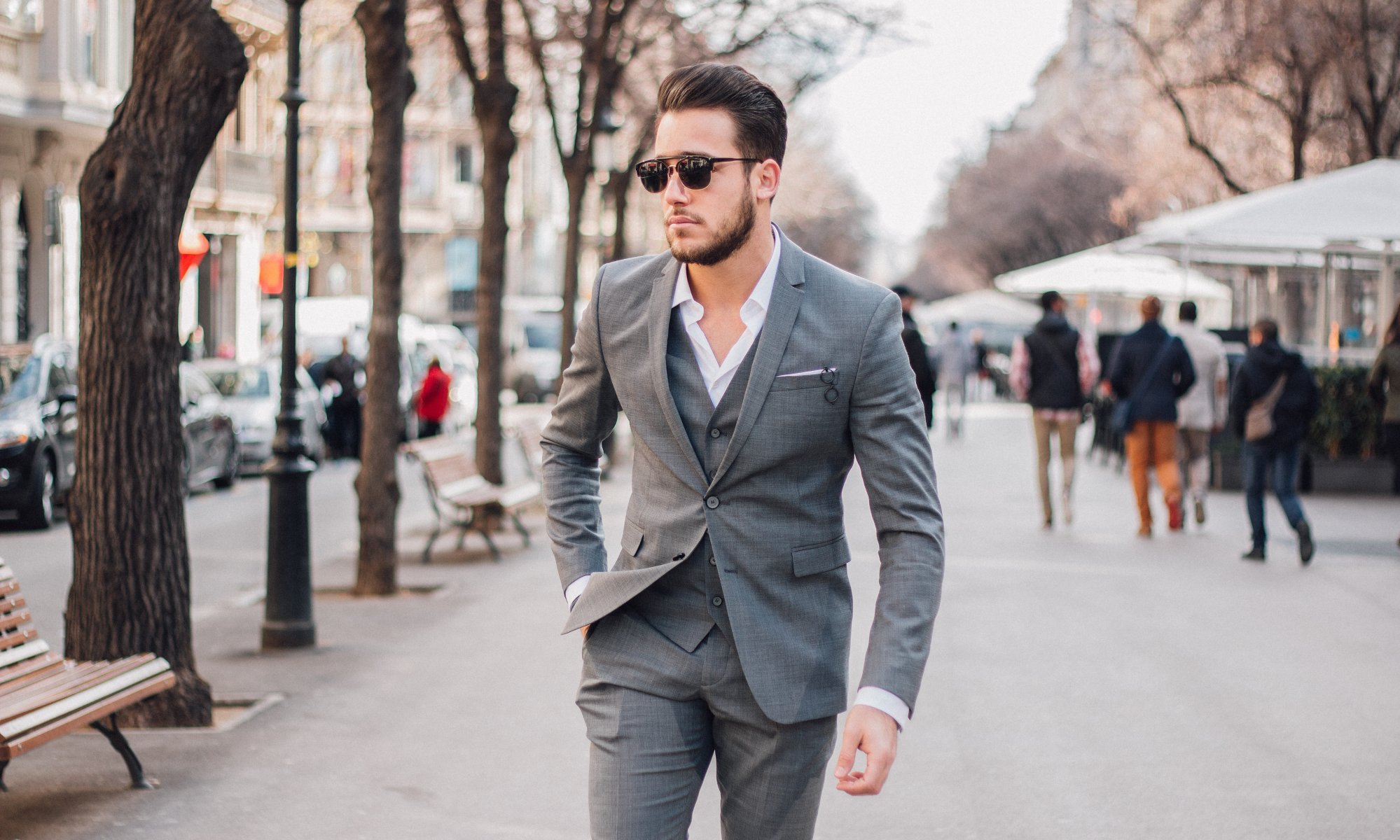 hombre novio traje calle gafas viene