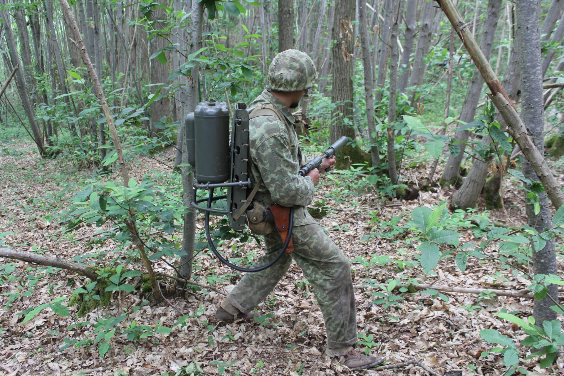 soldat équipement lance-flammes forêt