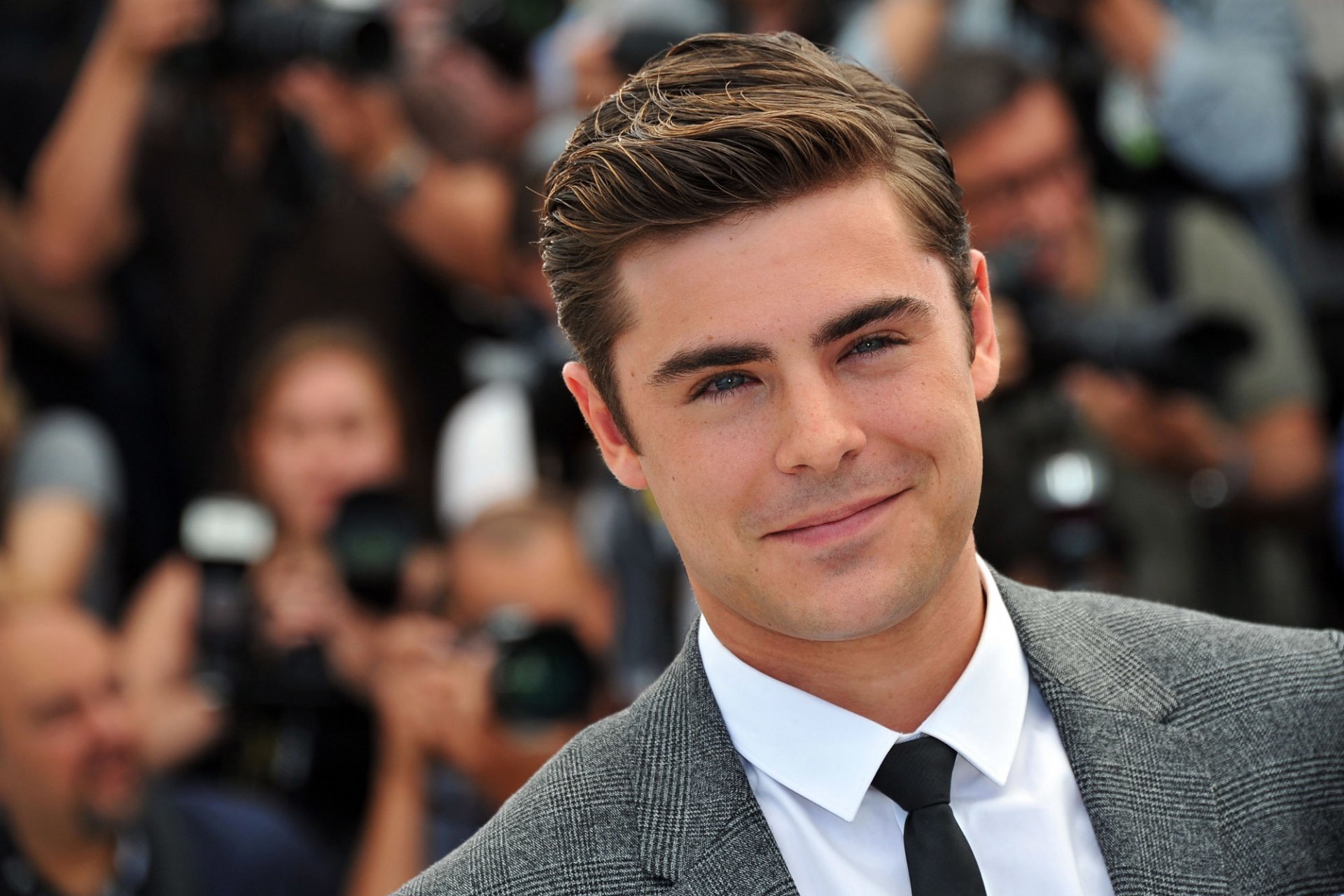 zac efron aktor facet mężczyzna twarz włosy spojrzenie uśmiech garnitur krawat koszula