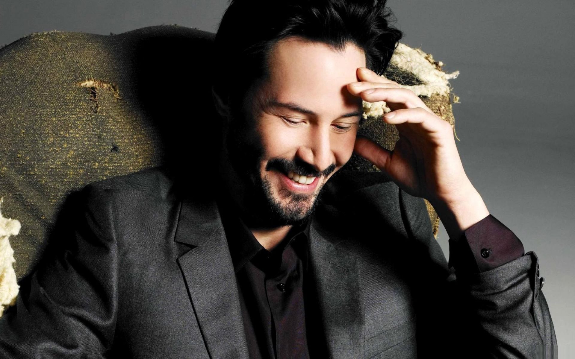 keanu reeves acteur fond gris sourire keanu reeves bonheur