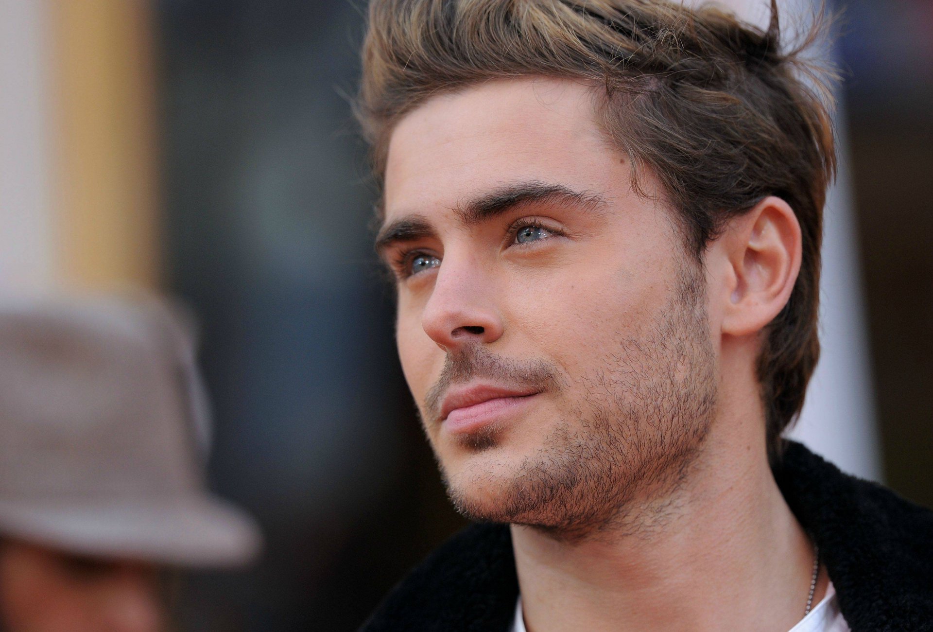 zac efron attore fidanzato uomo viso capelli sguardo barba