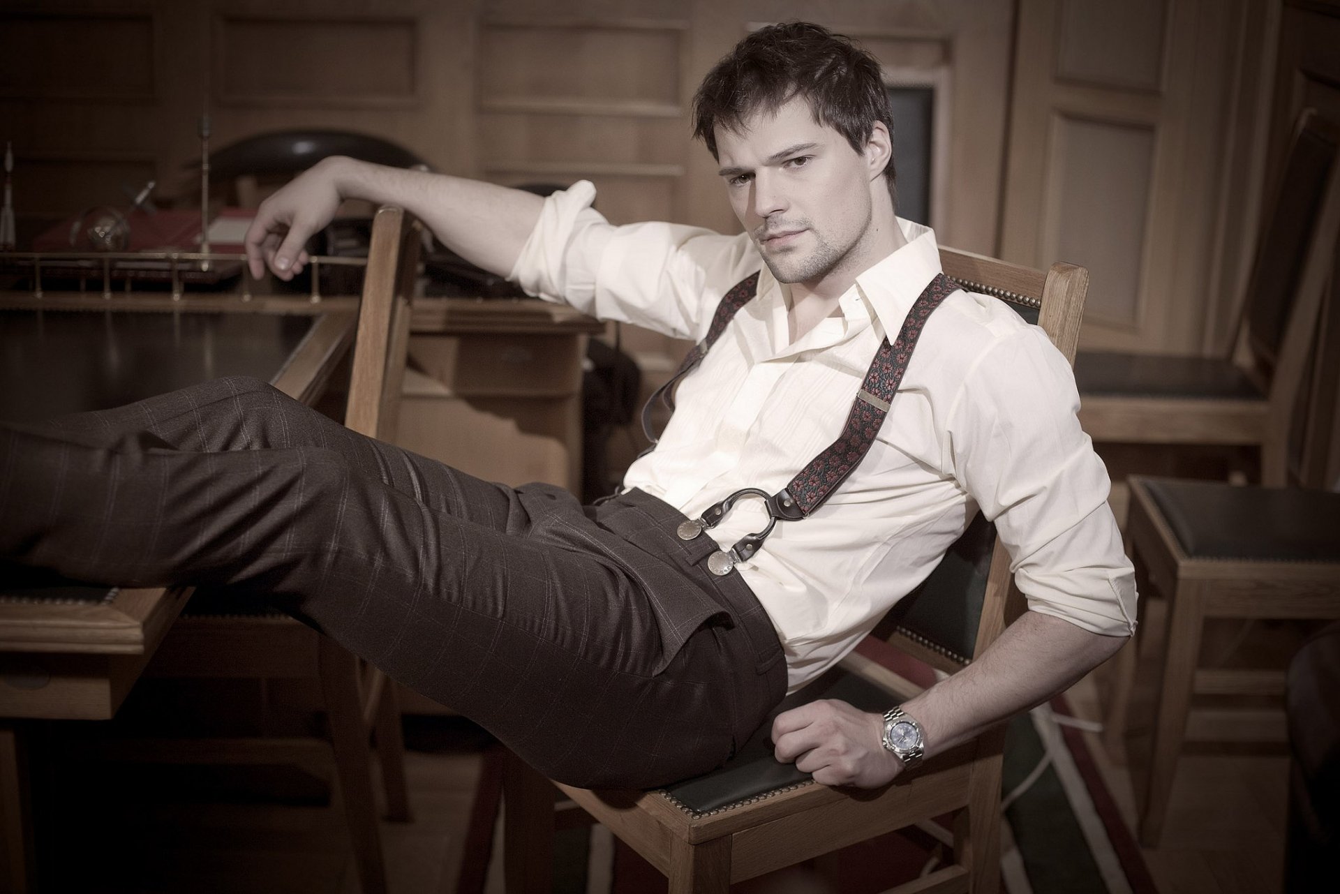 danila kozlovsky sentado pose silla cara mirada