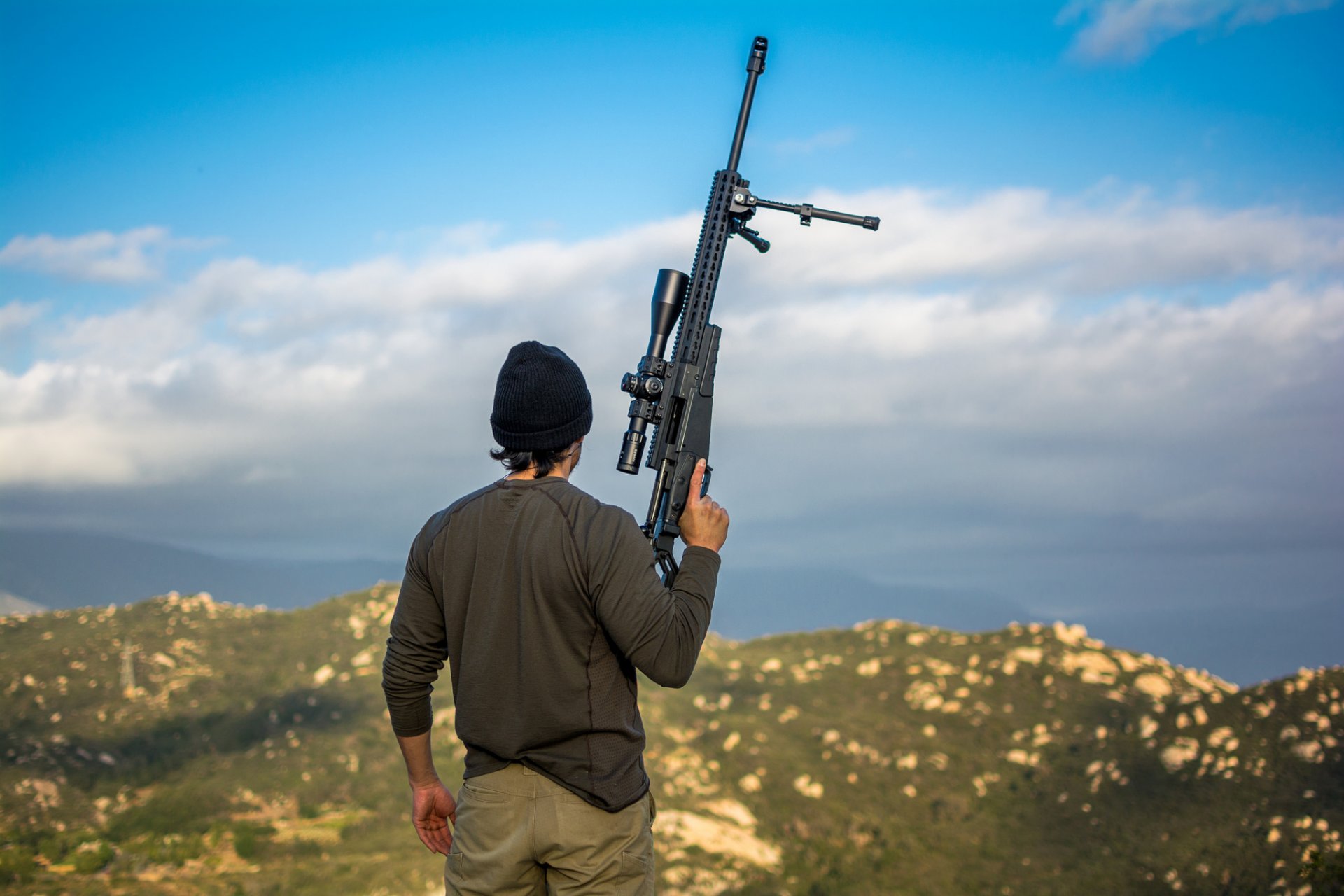 männlich rücken pose scharfschütze gewehr waffe optik himmel