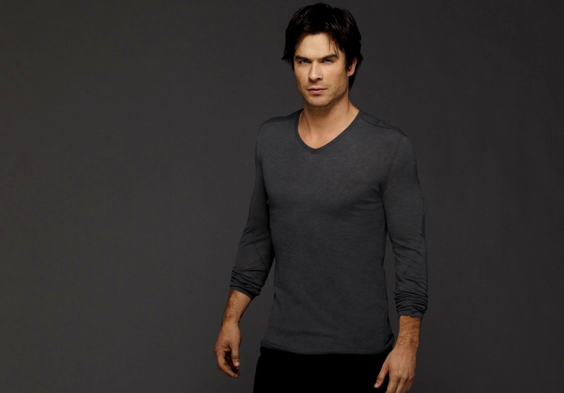 pamiętniki wampirów sezon 6 serial telewizyjny damon salvatore mężczyzna brunet aktor ian somerhalder ian somerhalder tło szary