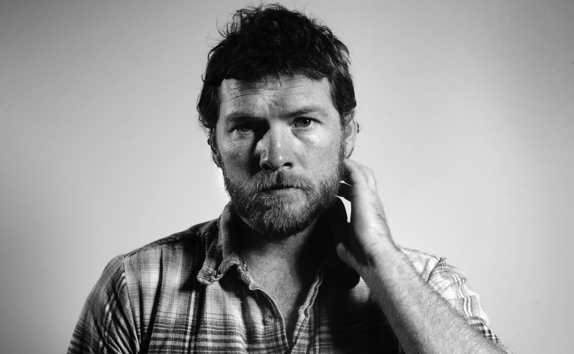 sam worthington actor hombre barba camisa