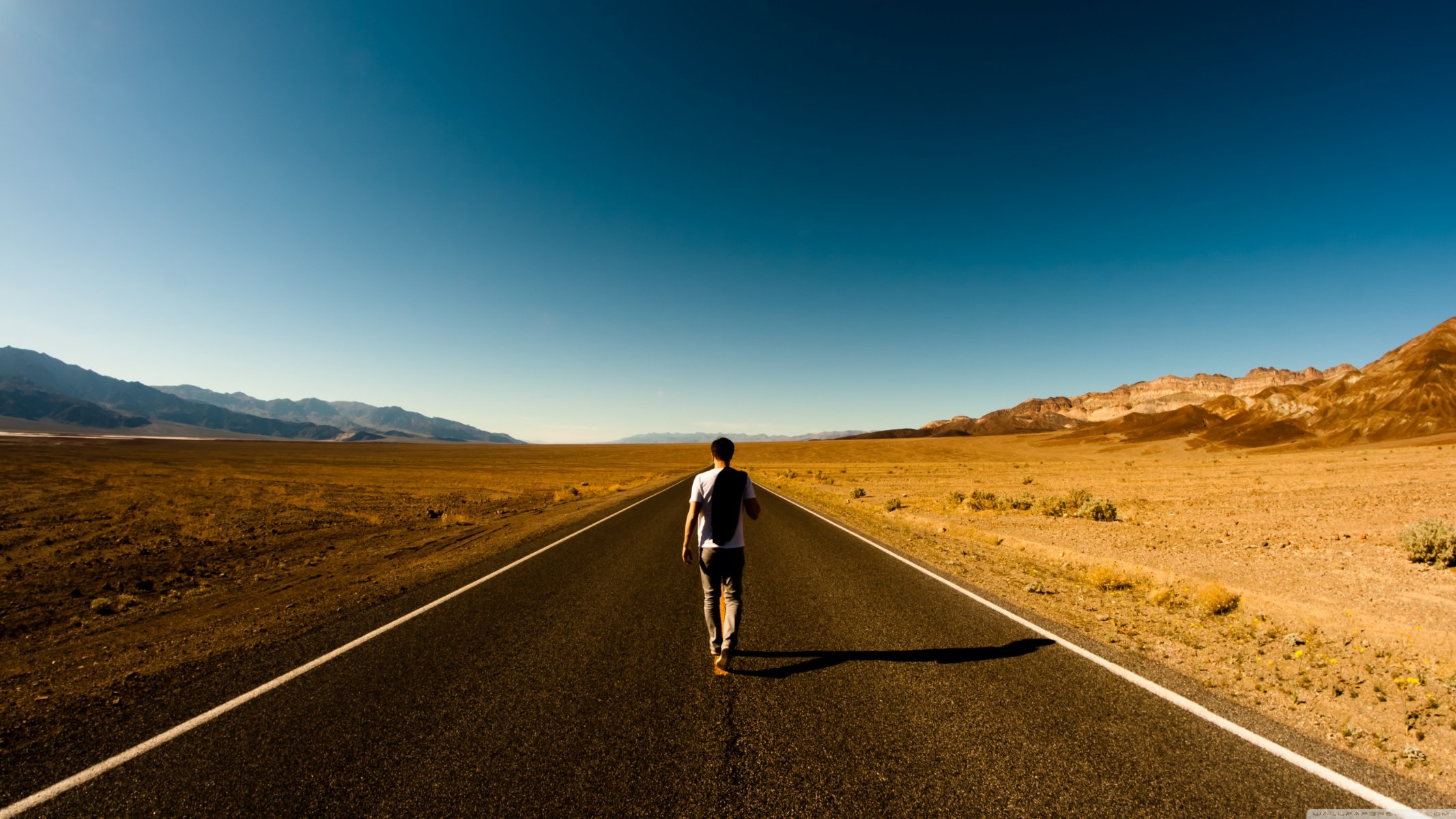 strada uomo uomo deserto