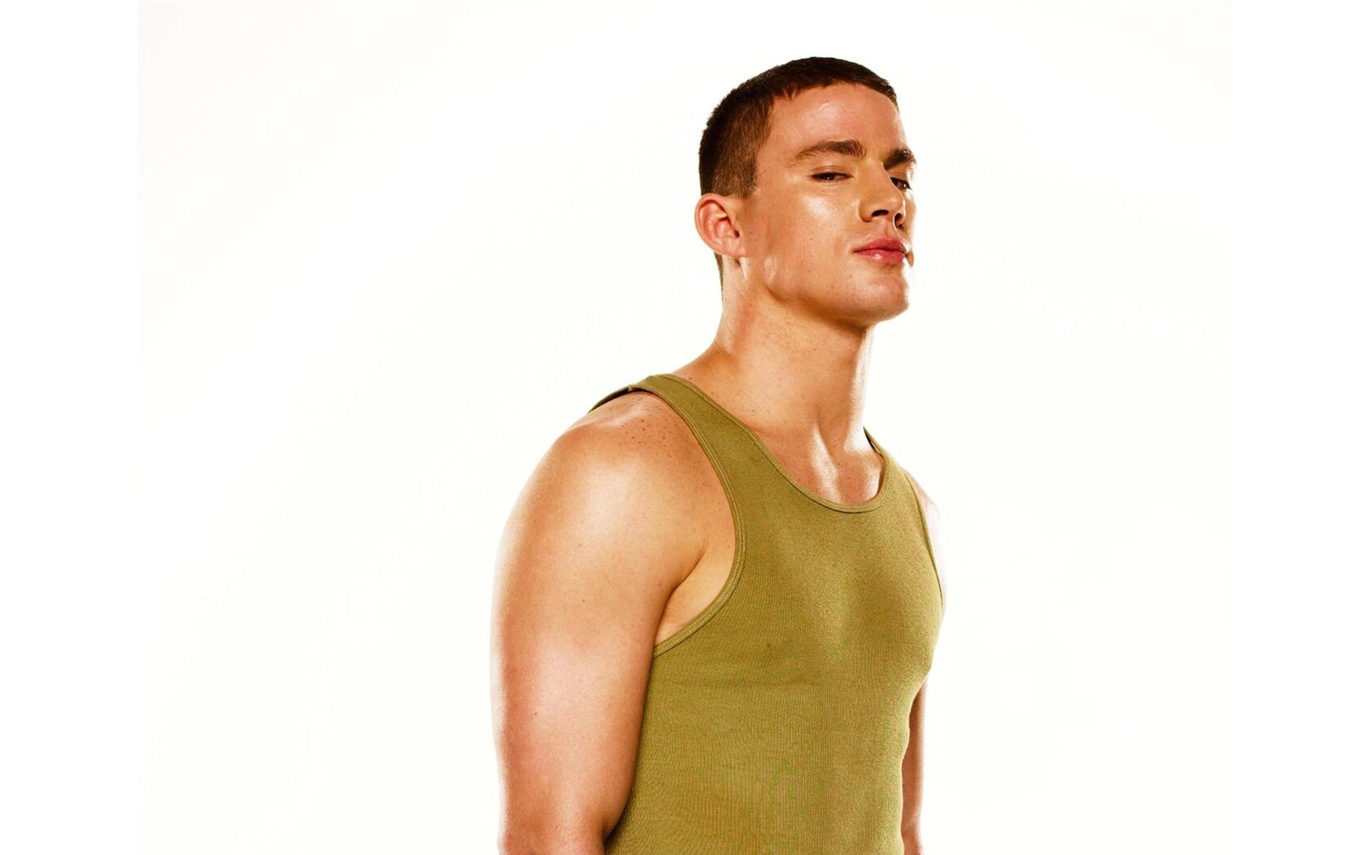 channing tatum actor sesión de fotos mirada camiseta fondo blanco paso adelante intensificar