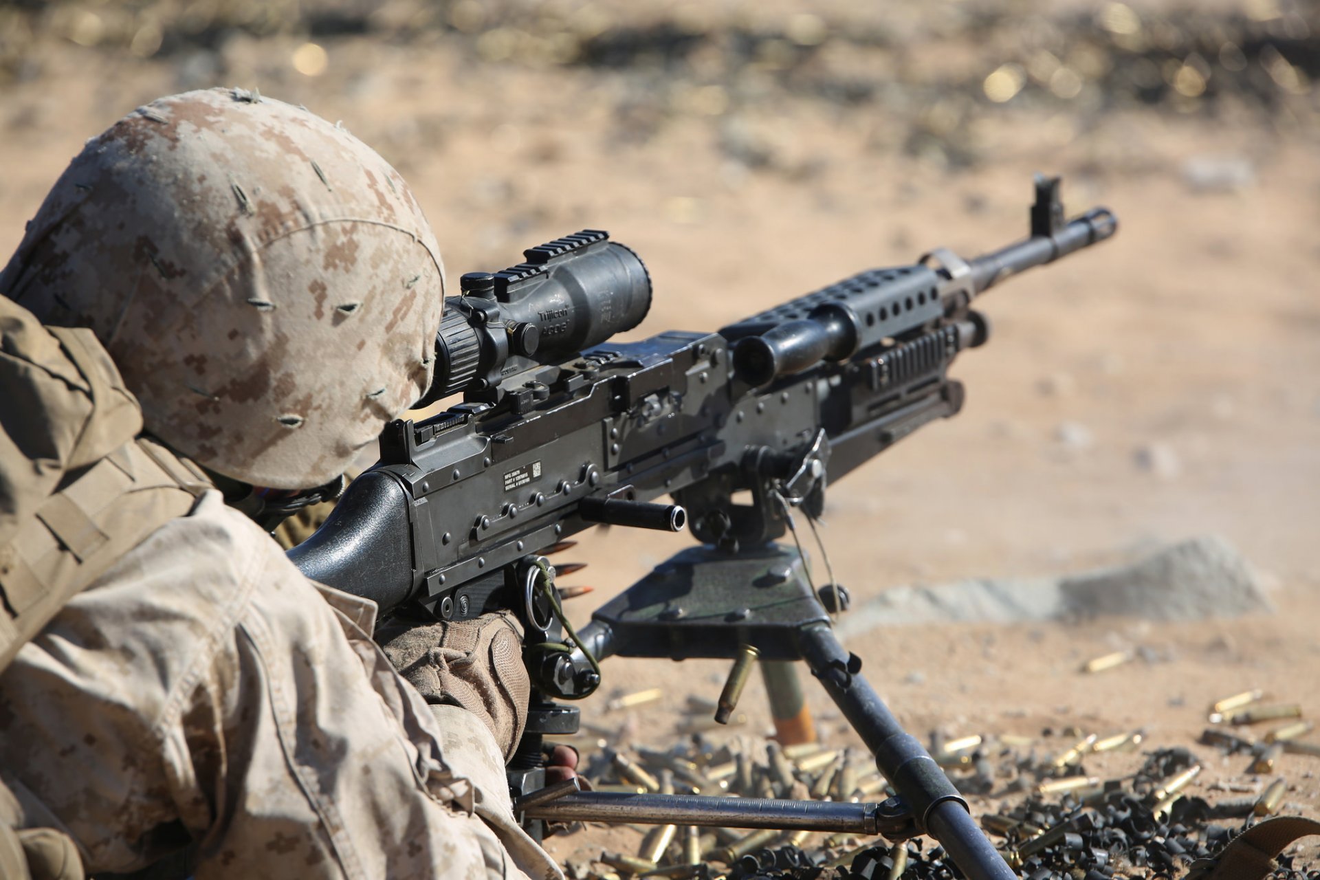 men weapon m240b machine gun