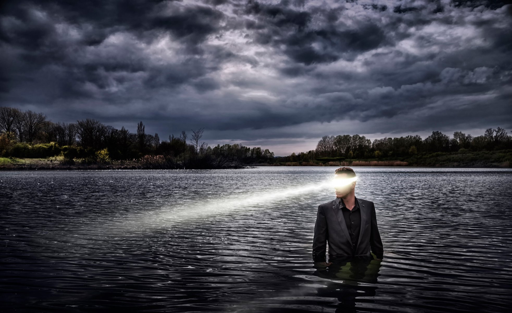 cold lake garçon costume dans l eau vue rayons eric bayard