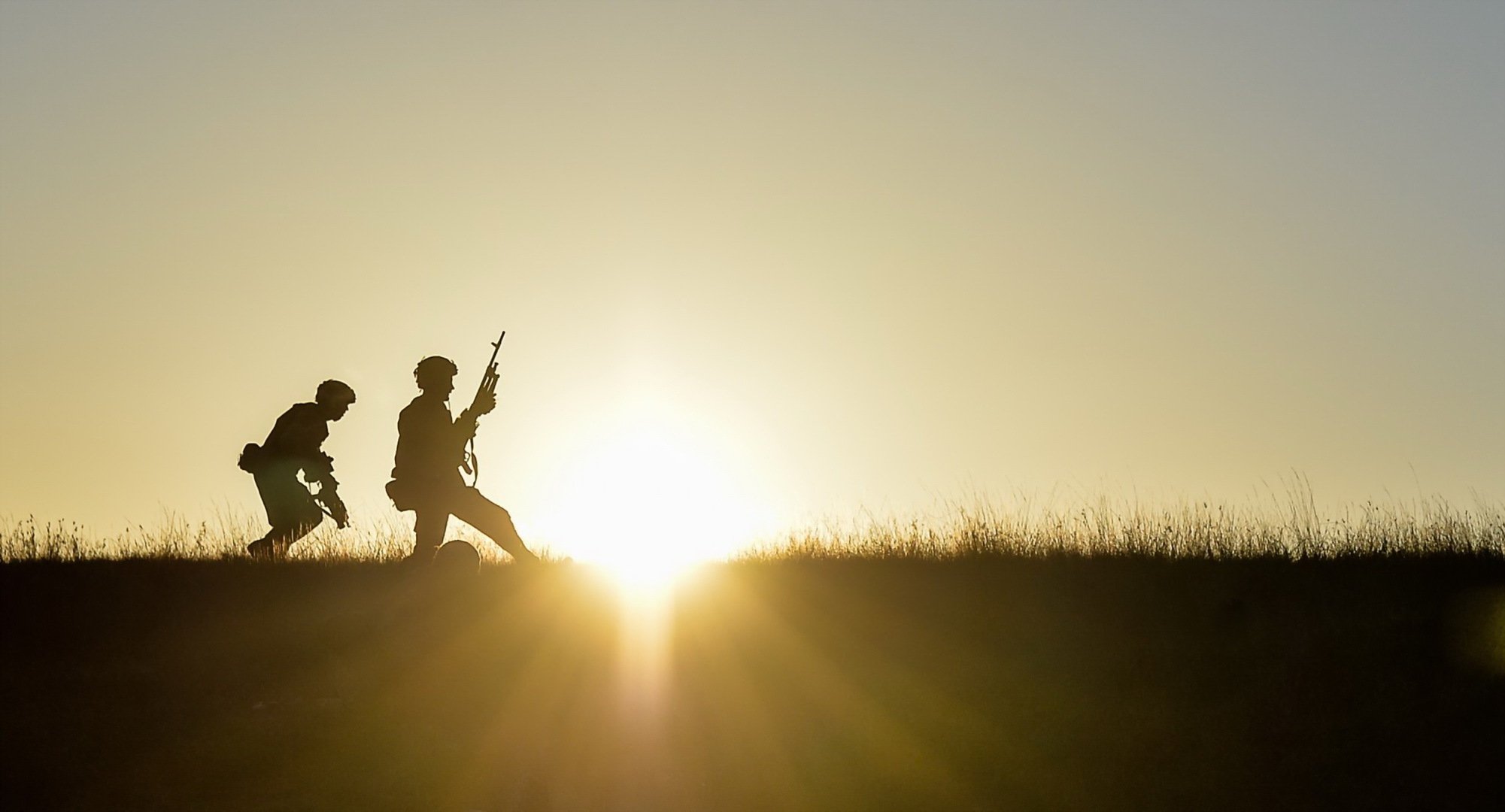 soldaten waffen silhouetten