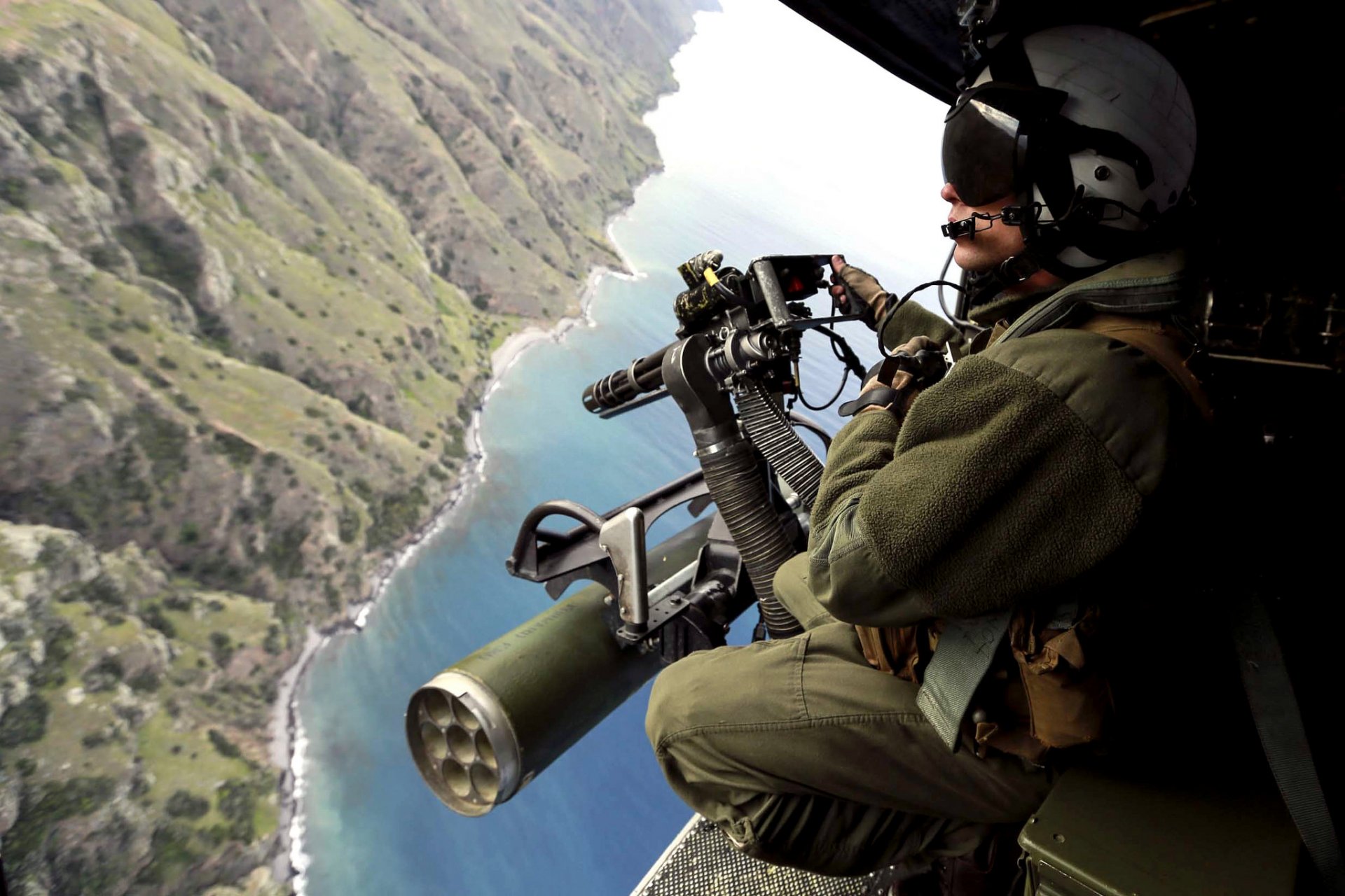 soldado helicóptero armas