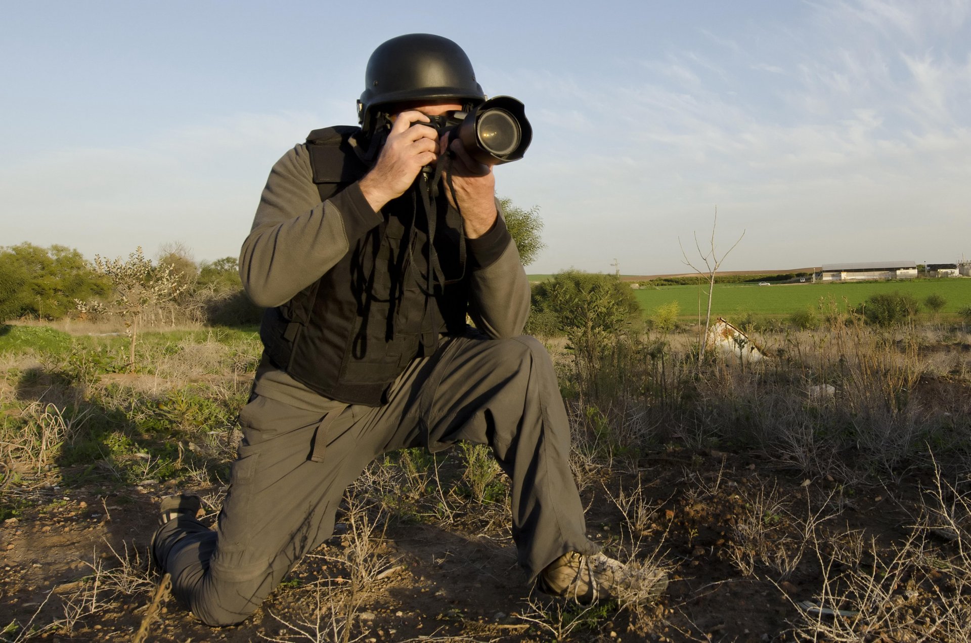 militaire correspondant ligne de front journaliste correspondant spécial photojournaliste photographe munitions camouflage équipement casque gilet appareil photo zone de combat début du xxie siècle début du xxie siècle fond d écran