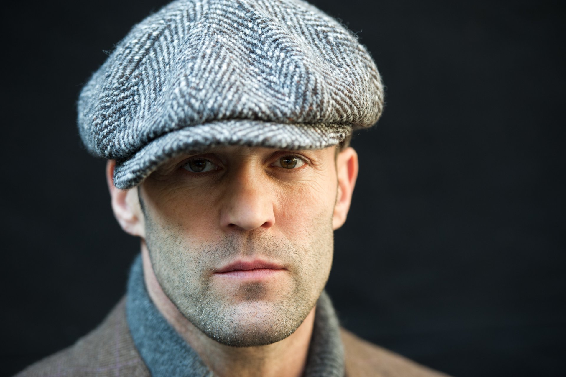 jason statham jason statham actor gorra cara primer plano bokeh fondo negro