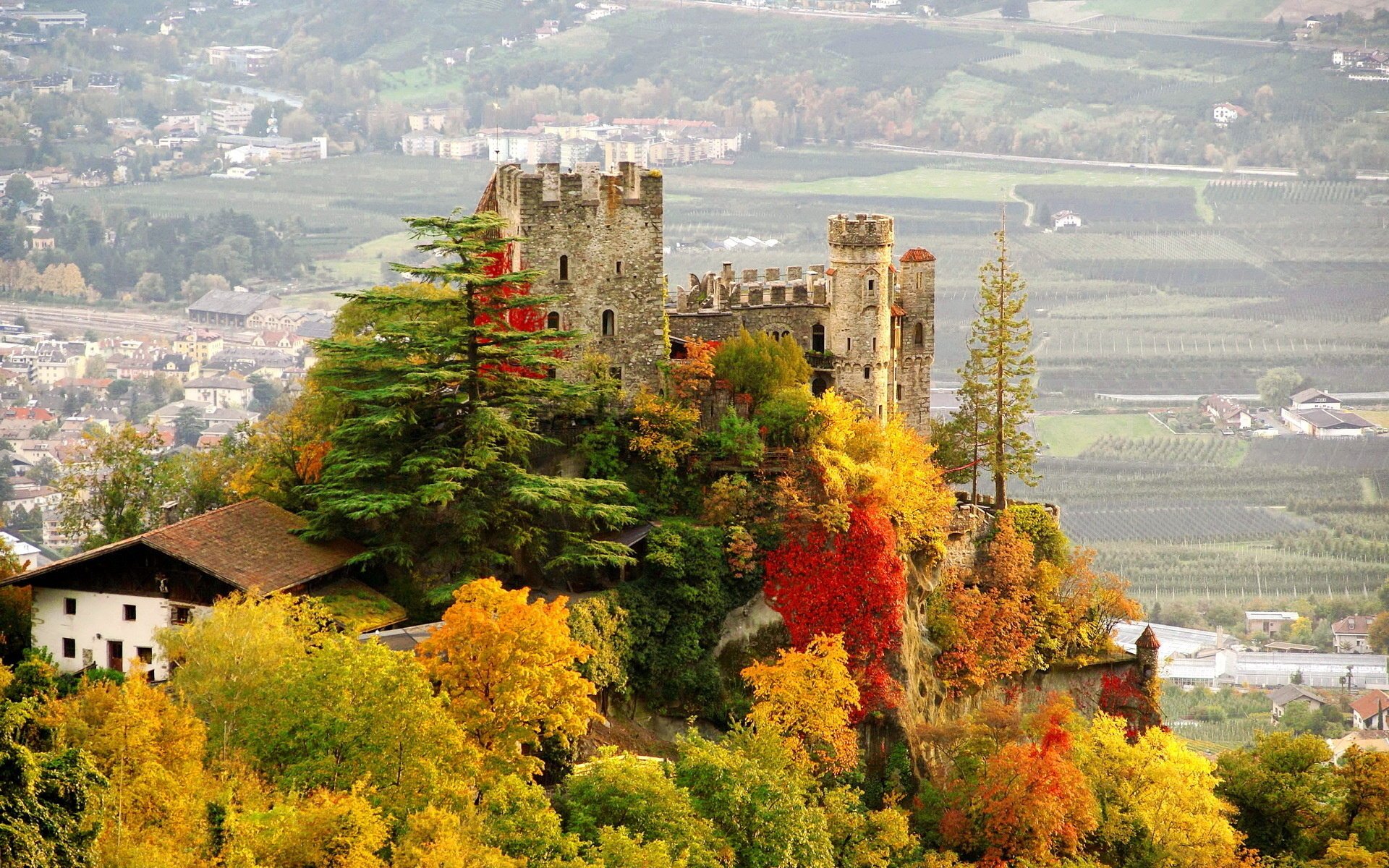 brunnenburg castello castello autunno alberi foto italia città