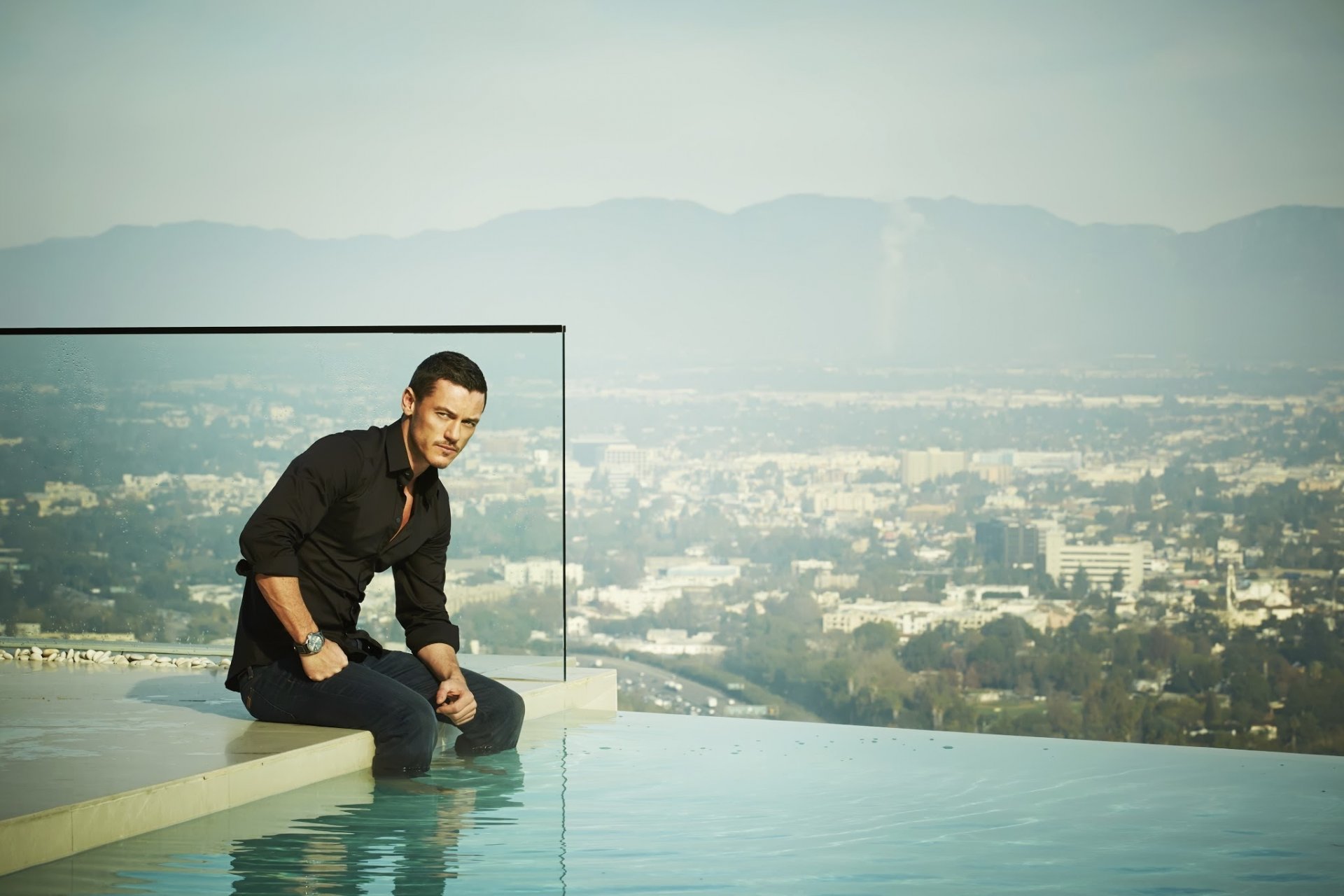 luke evans piscine eau homme