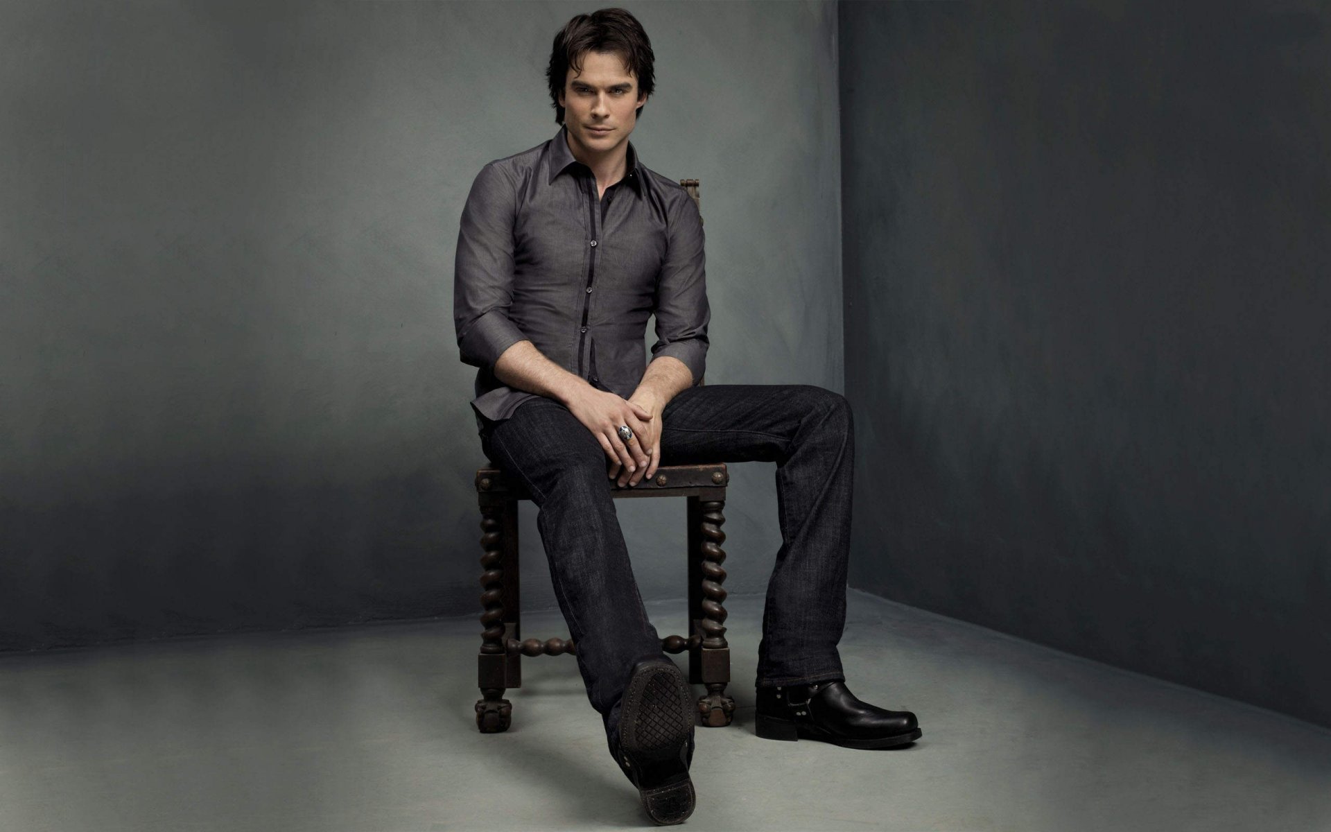 ian somerhalder ian somerhalder ecke zimmer vampirtagebücher stuhl schuhe