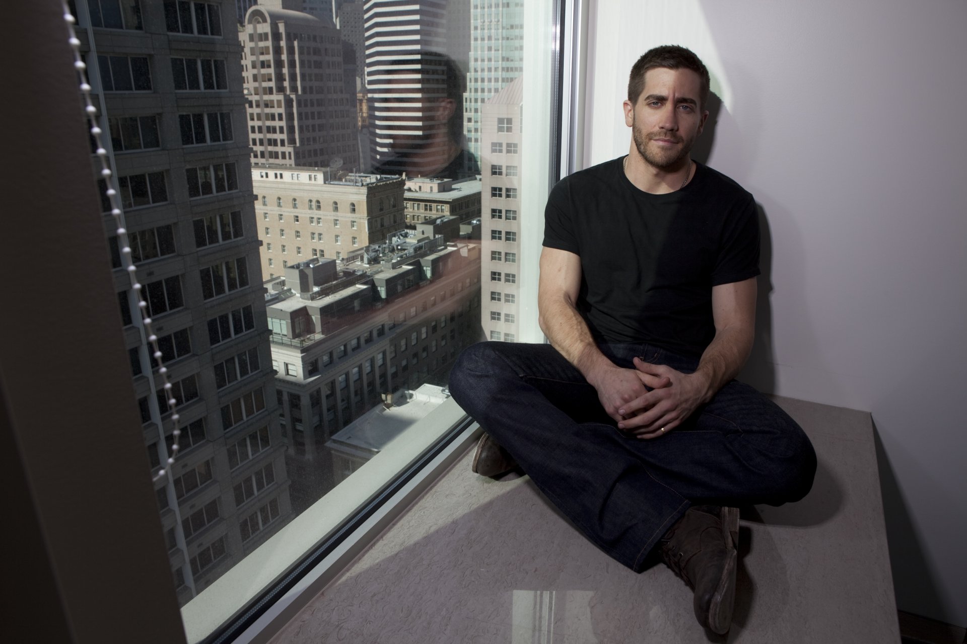 jake gyllenhaal homme jay gyllenhaal homme assis fenêtre acteur gratte-ciel