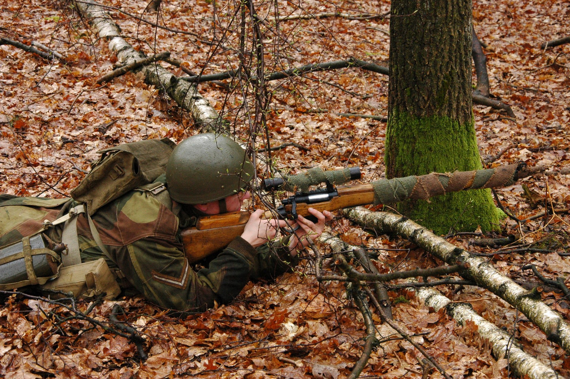 francotirador soldado casco rifle de francotirador óptica bosque hojas otoño