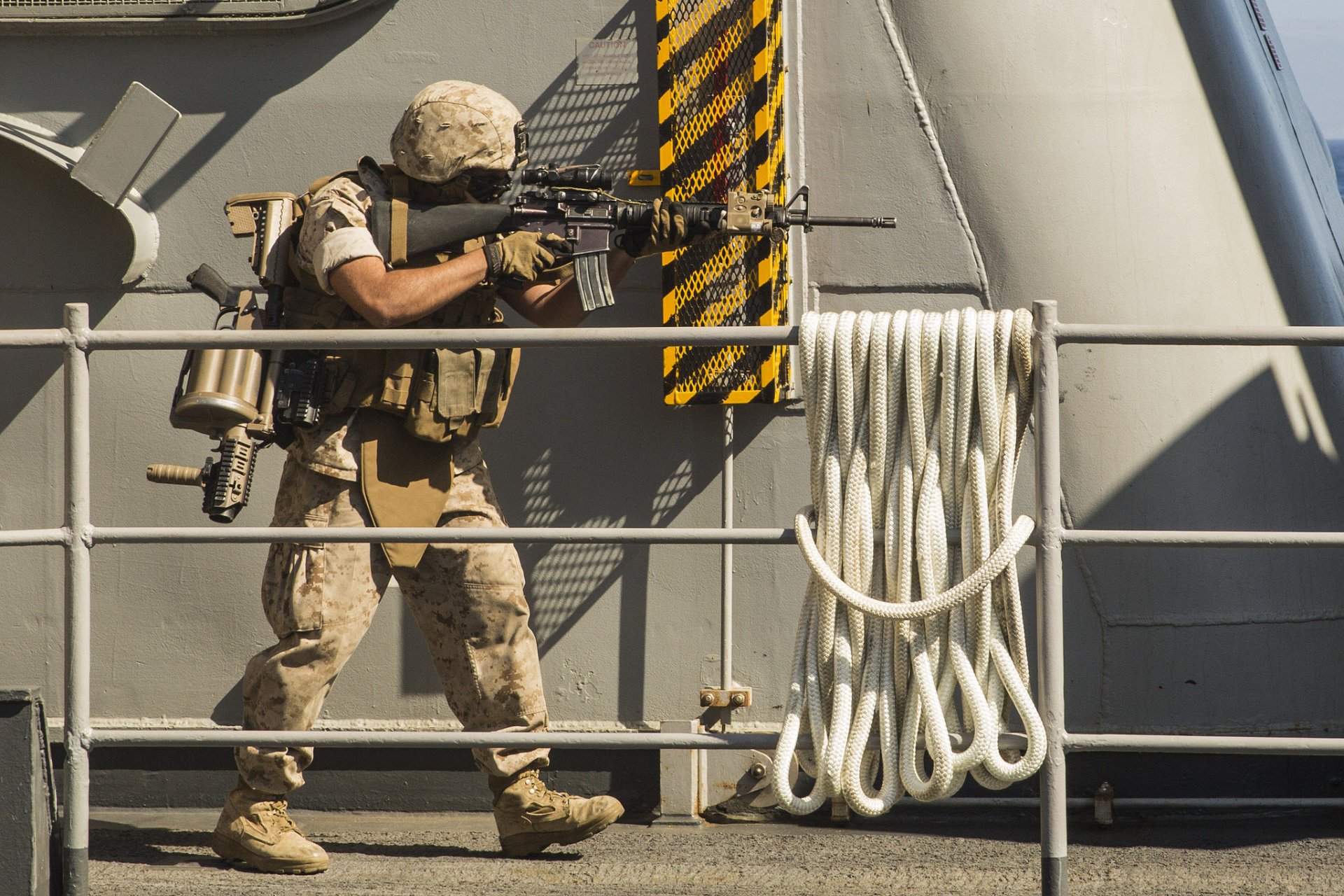 soldat homme équipement fusil d assaut mgl lance-grenades à main arme