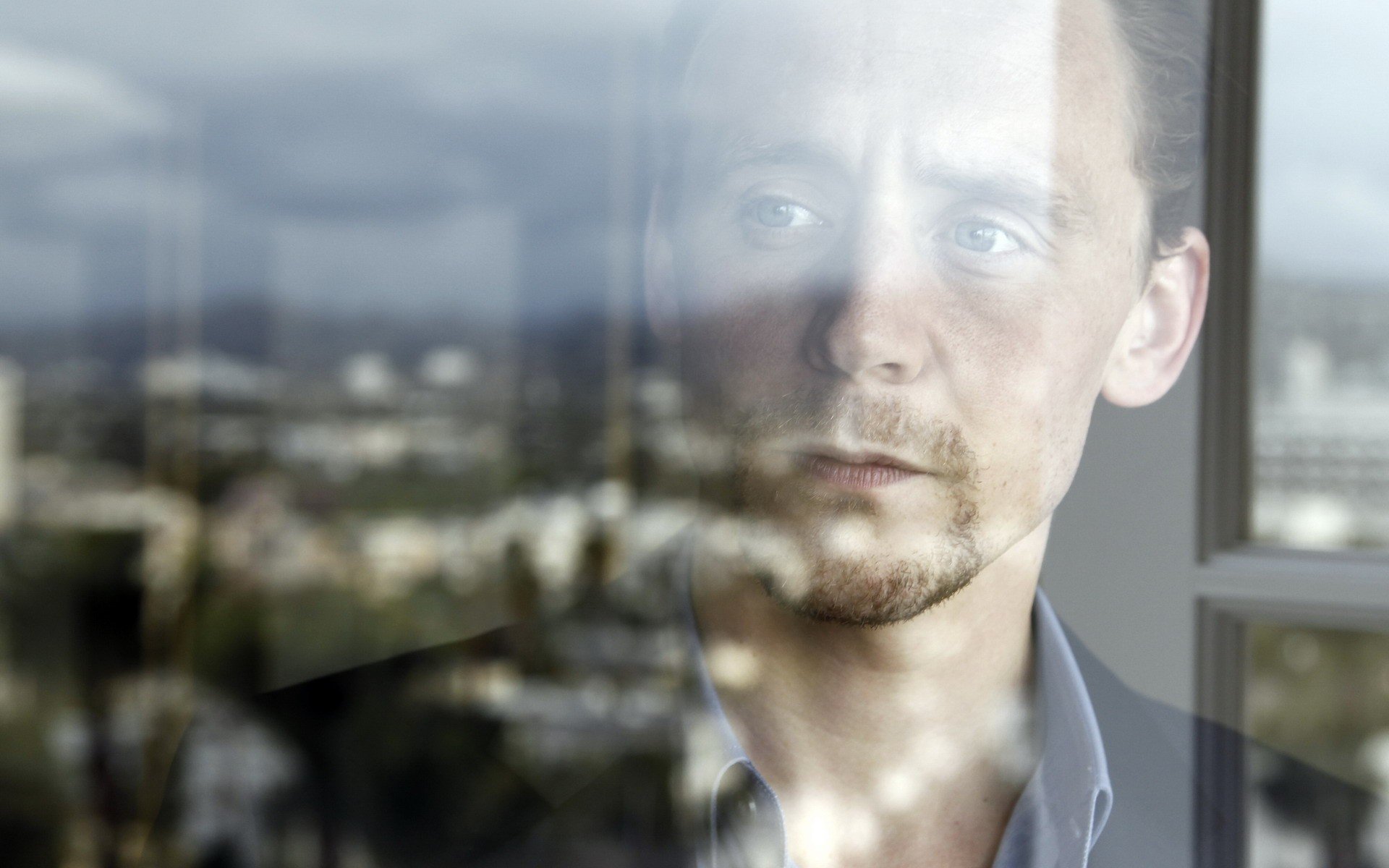 hiddleston tom hiddleston aktor mężczyzna okno