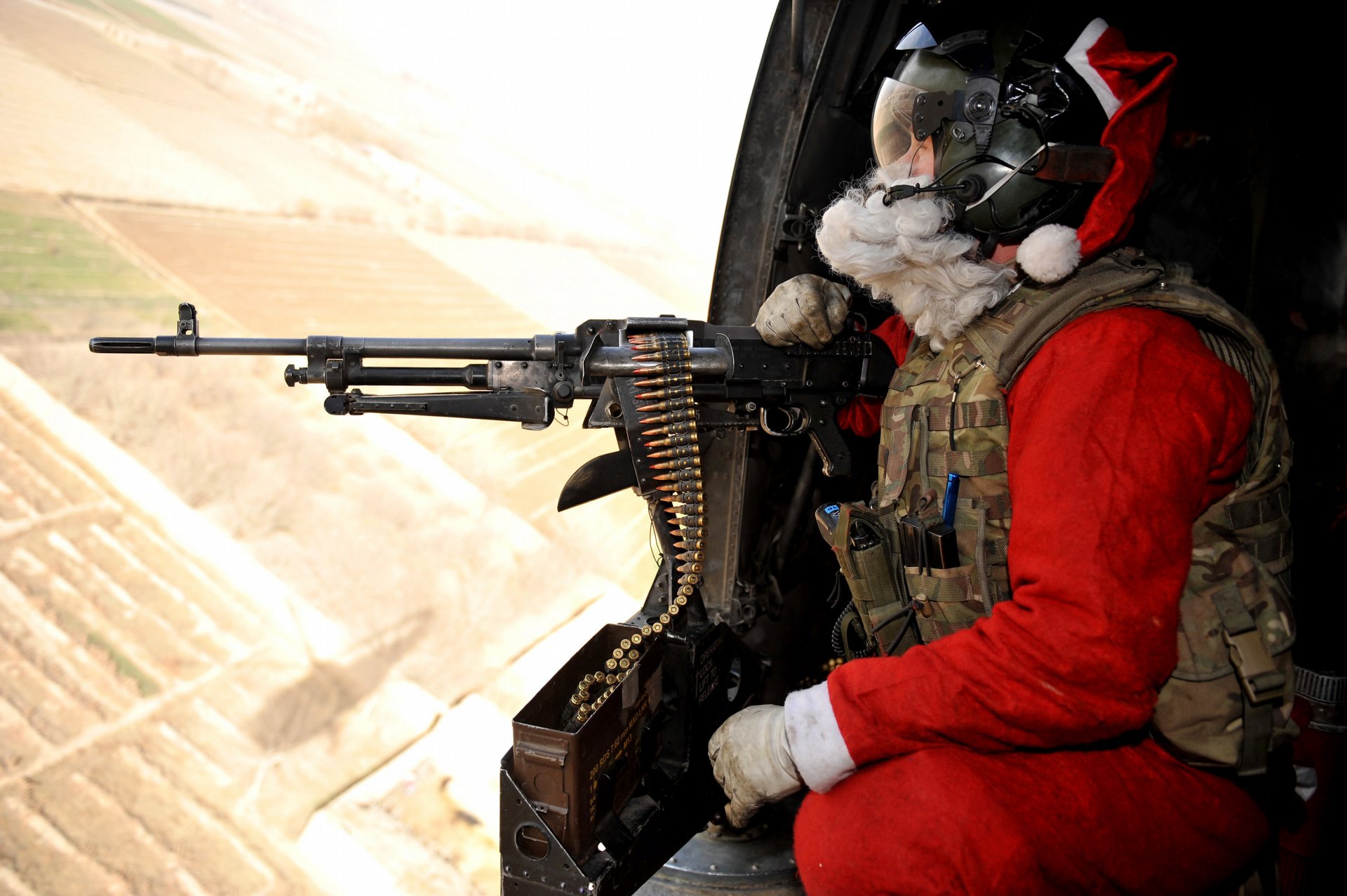 soldat weihnachtsmann waffe maschinengewehr patronenband hubschrauber fliegen