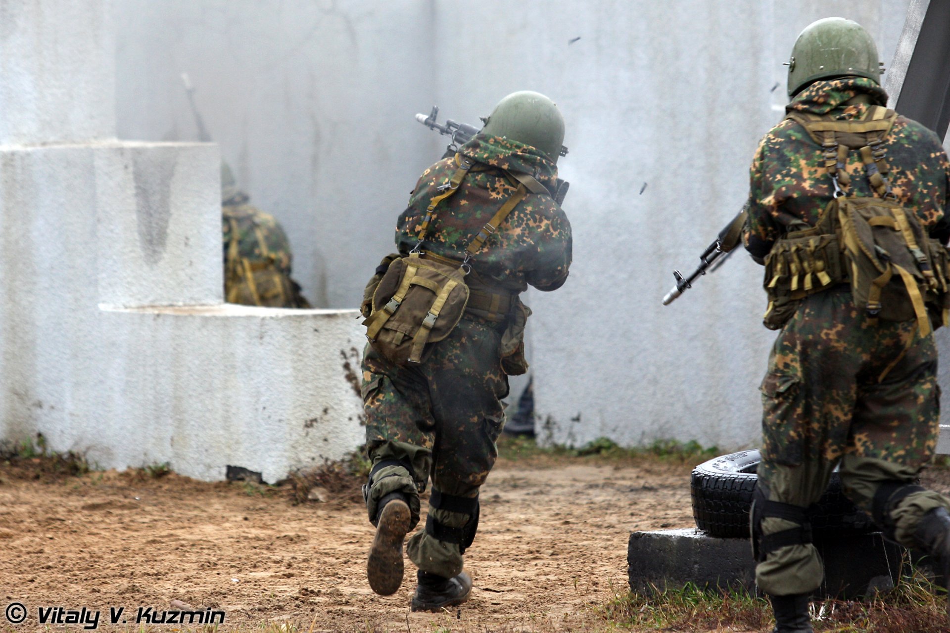 soldato russia russo esercitazione forze speciali fumo poligono di tiro esercito