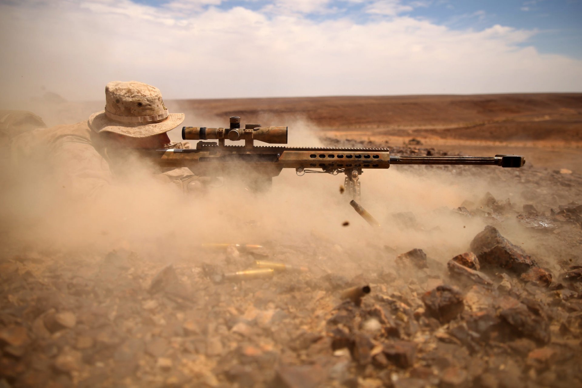 soldado francotirador barrett m82 óptica polvo