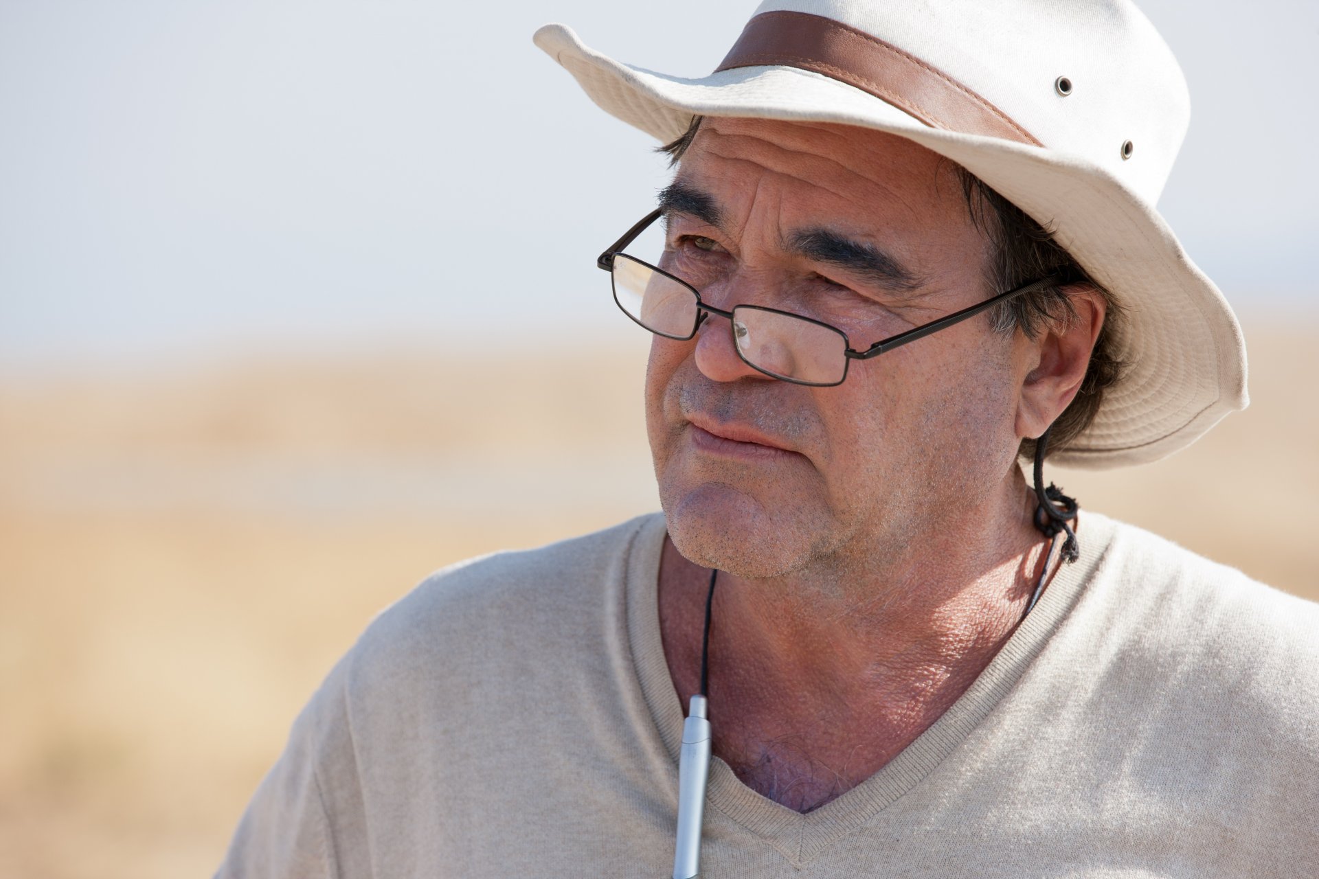 oliver stone director celebridad guionista sombrero gafas