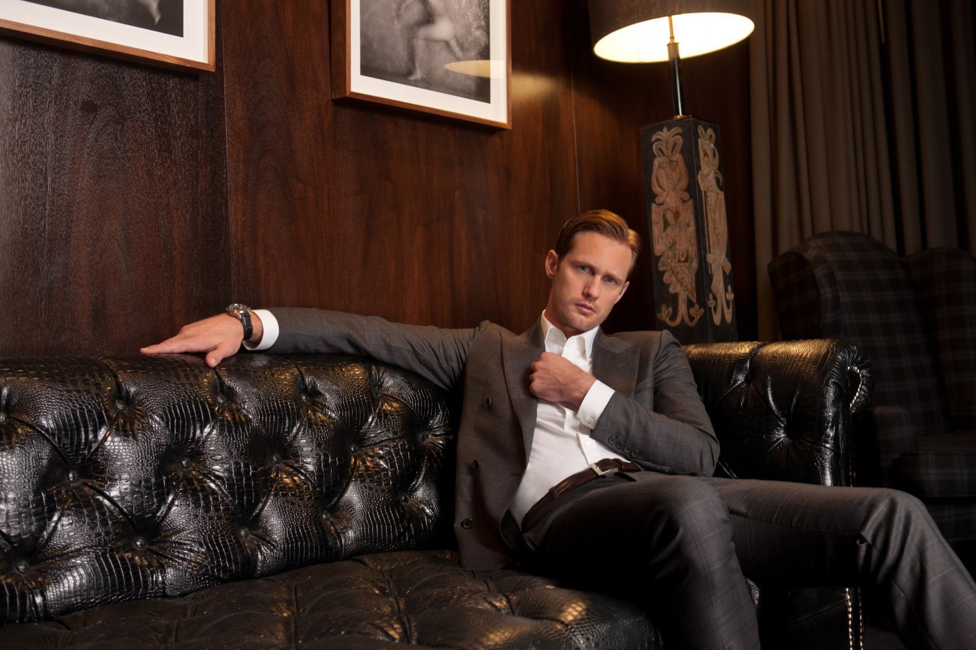 alexander skarsgard alexander skarsgård männlich drehbuchautor anzug jacke hemd uhr blick lampe sofa leder