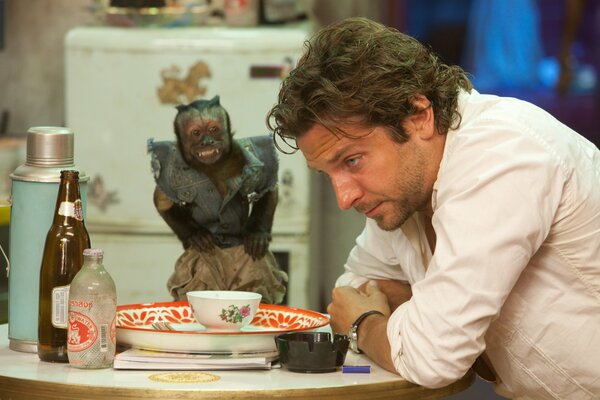 Bradley Cooper en la película despedida de soltero en las Vegas extracto con un mono