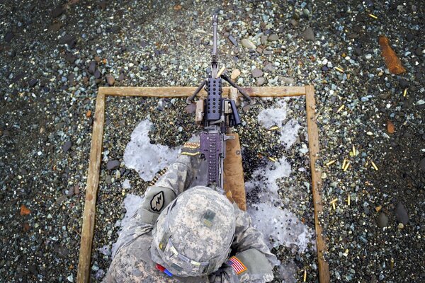 Soldado en el Suelo con una ametralladora M249